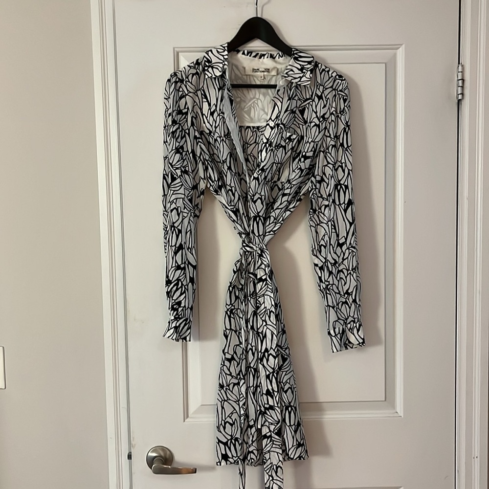 DVF 100% silk shirt dress with tie waist. Size 8.